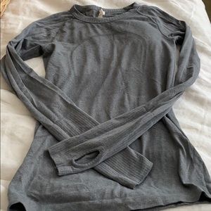 Long sleeve lululemon shirt with thumb holes